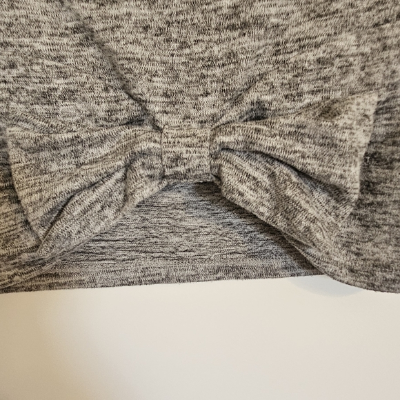 *2 for $10*GIRLS size 6 Black/white sweater with bow detail across front bottom - Picture 2 of 5